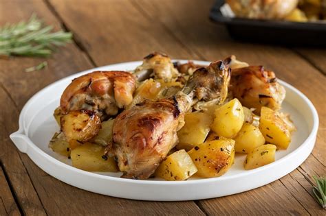  Pollo Al Forno con Patate Dolci e Salsa di Soya Piccante: un connubio indimenticabile di sapori dolci e piccanti che danza sul palato!