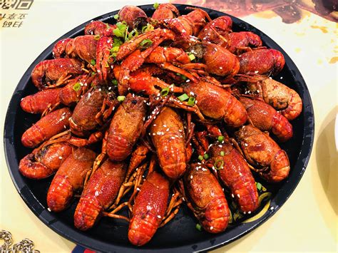  Spicy Crayfish! A Flavorful Symphony Blending Sichuan Spice and the Delicate Sweetness of Freshwater Crustaceans